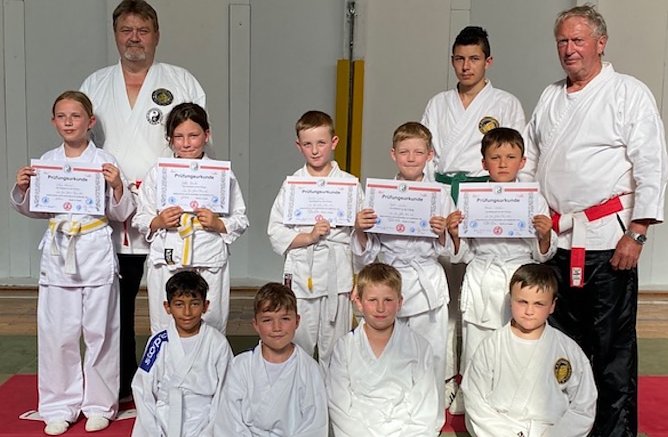 Nina Werner aus Sch&ouml;newerda, Jutta Bank aus Artern erreichten den 5. Kyu (gelben G&uuml;rtel). Marvin Ludwig, Pablo M&uuml;ller, Hannes Markus aus �An der Schm&uuml;cke, legten die 2. Kinderpr&uuml;fung ab. (Foto: Werner Bank)
