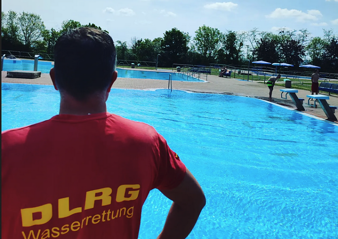 Rettungsschwimmer im Freibad (Foto: DLRG Kyffh&auml;user)