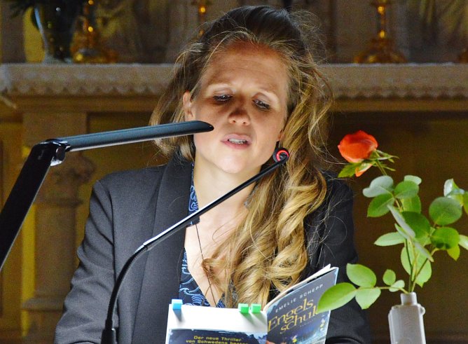 Julia Nachtmann liest zu abendlicher Stunde im Nordhäuser Tabakspeicher (Foto: Mordsharz-Festival) Julia Nachtmann liest zu abendlicher Stunde im Nordhäuser Tabakspeicher (Foto: Mordsharz-Festival)