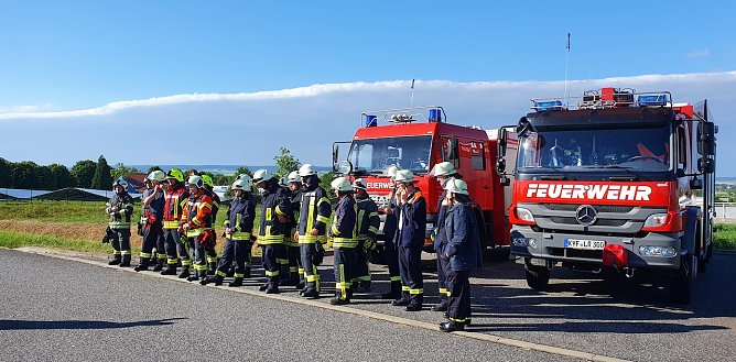 Freiwillige Feuerwehren absolvieren 70 Stundenlehrgang (Foto: Kreisausbilder Dirk Thieme) Freiwillige Feuerwehren absolvieren 70 Stundenlehrgang (Foto: Kreisausbilder Dirk Thieme)