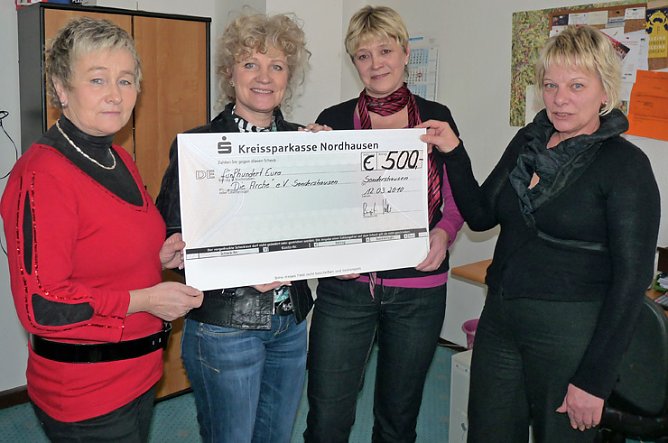 Scheck f&uuml;r "Arche e.V." (Foto: Karl-Heinz Herrmann)