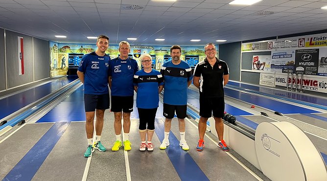 Die Finalisten der Einzelmeisterschaft v.l.n.r.: Patrick Lewinski, Steffen Bertram, VM Steffi K&uuml;hn, Kl.-Dieter Arnold, Patrick G&ouml;tz. (Foto: Knut Herzau)