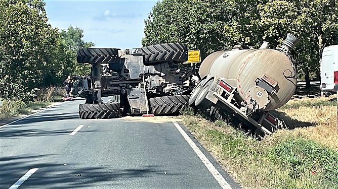 Umgekippter Traktor auf der Landstra&szlig;e (Foto: Polizeiinspektion Nordhausen)