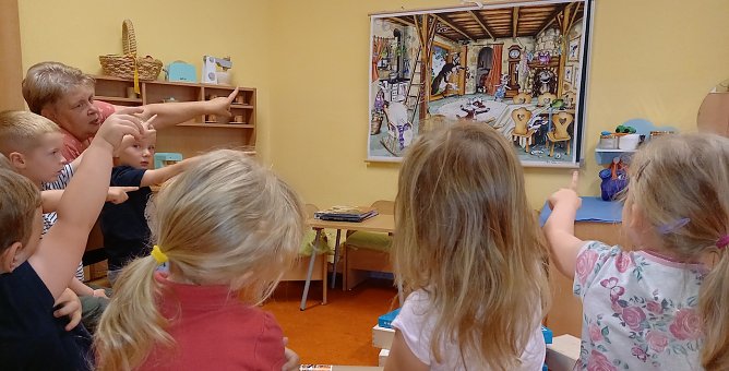 Kinder und Erzieherinnen freuen sich &uuml;ber ein neues Spiel (Foto: Kindervilla Bad Frankenhausen)
