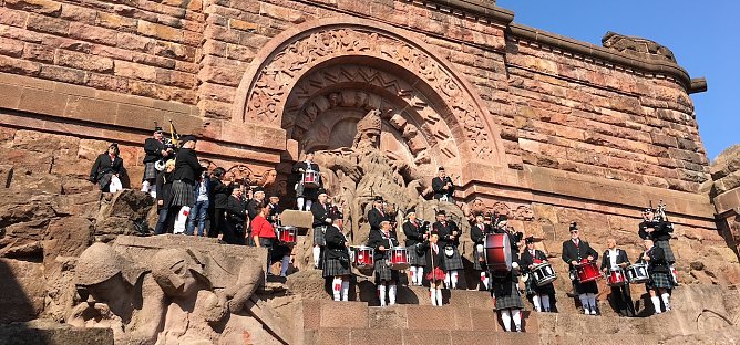 Barbarossa Pipes & Drums" auf dem Kyffhäuserdenkmal (Foto: Heiko Kolbe) Barbarossa Pipes & Drums" auf dem Kyffhäuserdenkmal (Foto: Heiko Kolbe)