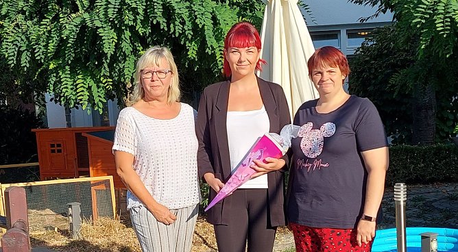 Frau Klimm (Pflegedienstleiterin) und Frau Linsel (regionale Praxisanleiterin) begr&uuml;&szlig;ten heute Celine Exel als Auszubildende zur Pflegefachfra (Foto: Diana Koschinek)