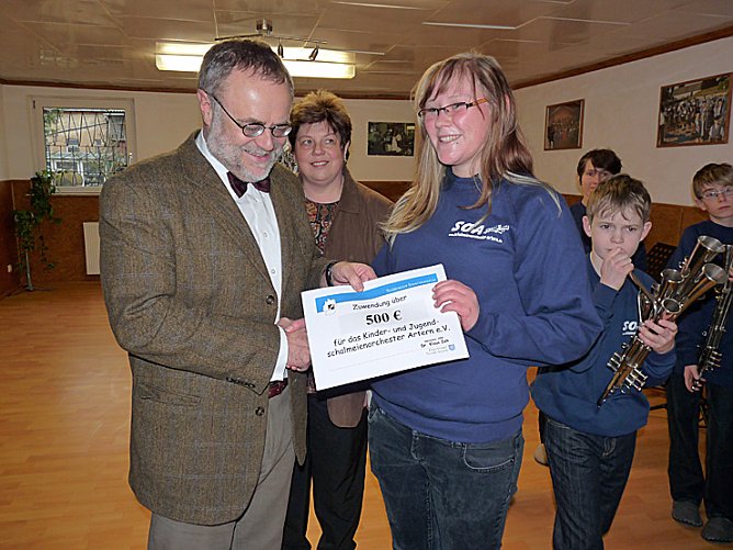 Scheck f&uuml;r Schalmeienorchester (Foto: Karl-Heinz Herrmann)