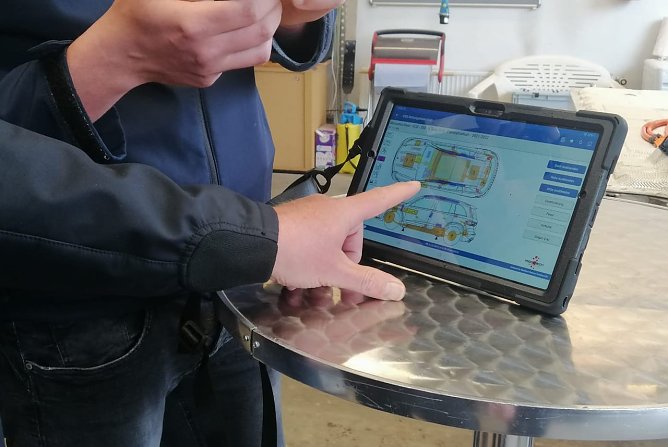 Die Bergungsarbeiten bei E-Autos stellt Einsatzkr&auml;fte vor Herausforderungen, f&uuml;r die es spezielle Schulungen bedarf (Foto: Markus P&ouml;&szlig;el, Stadtbrandmeister Sondershausen)