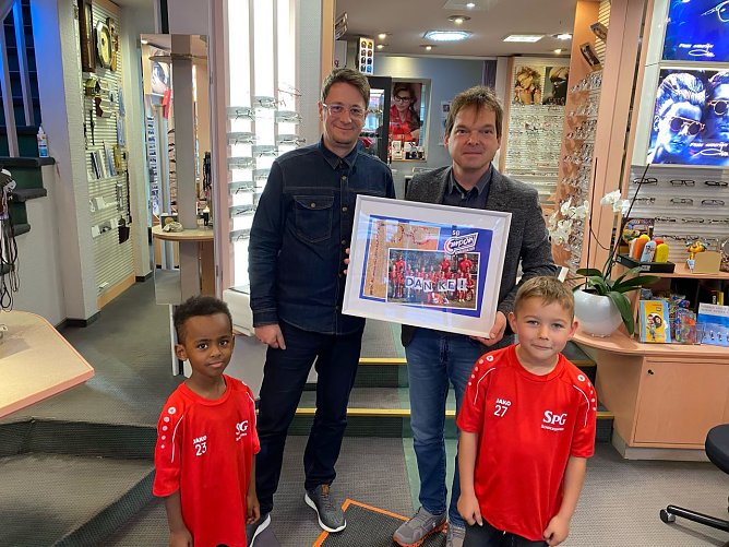 SG Empor bedankt sich bei seinem Sponsor (Foto: Alexej Peilmann - SG Empor)