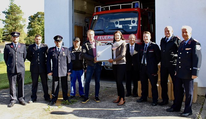 &Uuml;bergabe von 110  Sirenensteuerungssystemen f&uuml;r den Kyffh&auml;userkreis (Foto: Eva Maria Wiegand)