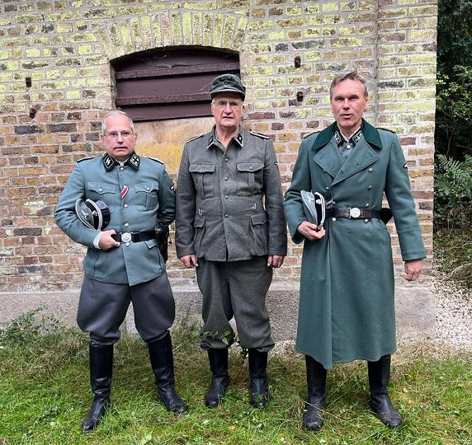 Joachim M&auml;der (Mitte) f&auml;hrt seinen Oldtimer im Film selbst (Foto: H.Rein)