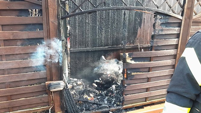 Ein Carport- und M&uuml;lltonnenbrand wurde wahrscheinlich durch hei&szlig;e Asche verursacht (Foto: Feuerwehr Bad Frankenhausen/Silvio Dietzel)