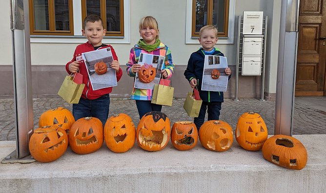 Fr&ouml;hliche Gewinner des K&uuml;rbiswettbewerbs in Sondershausen (Foto: Janine Skara)
