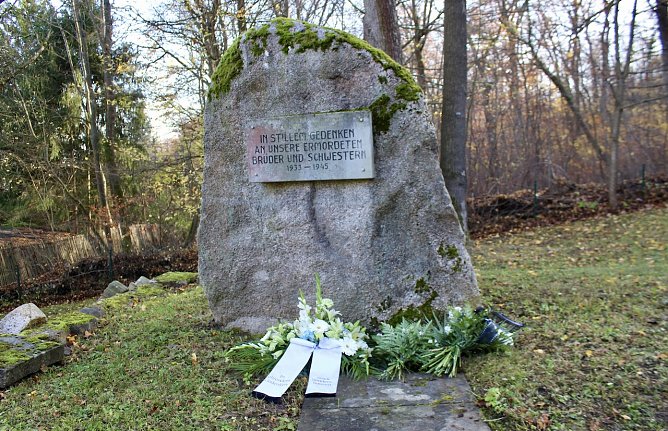 Gedenken an die Opfer der Progrome  auf dem J&uuml;dischen Friedhof am Possen 2021 (Foto: Eva Maria Wiegand)