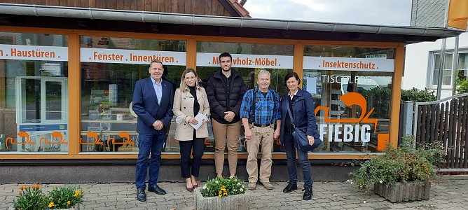 Marc Weinrich (Kreishandwerkerschaft)  Romina Kali, Antonio Shabani (beide aus Shkodra/Albanien)  Uwe Fiebig (Tischlermeister)  Sylvia Daehn (ESN) (Foto: Europaservice Nordth&uuml;ringen)
