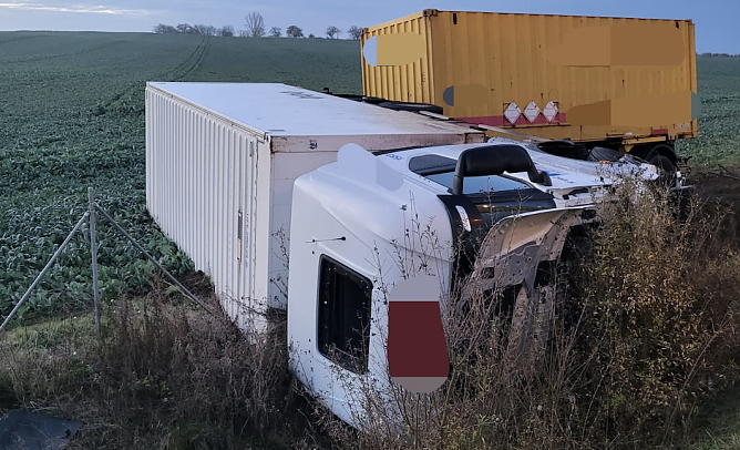 Schwerer Lkw Unfall nahe Artern (Foto: Landespolizeiinspektion Nordhausen) Schwerer Lkw Unfall nahe Artern (Foto: Landespolizeiinspektion Nordhausen)