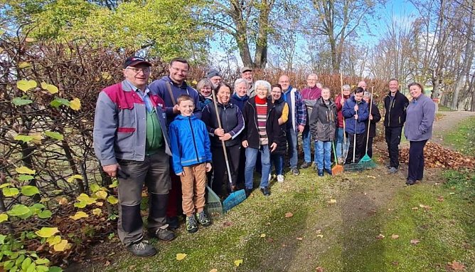 Das Laubfegen im Schlosspark Ebeleben brachte allen Beteiligten viel Spa&szlig;. 2.v.l. Landtagsabgeordneter Stefan Schard  (Foto: Marsell)