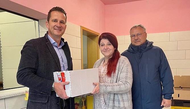 v.r.n.l. J&uuml;rgen Rauschenbach, Gemeinn&uuml;tzige F&ouml;rderungsgesellschaft Arbeit und Umwelt mbH, Sandy Bu&szlig;e, bereits seit 18 Jahren im Dienst f&uuml;r Tafel-Bed&uuml;rftige, und Dr. Christian Weberus, Gesch&auml;ftsf&uuml;hrer KMG Klinikum Sondershausen. (Foto: KMG Kliniken)