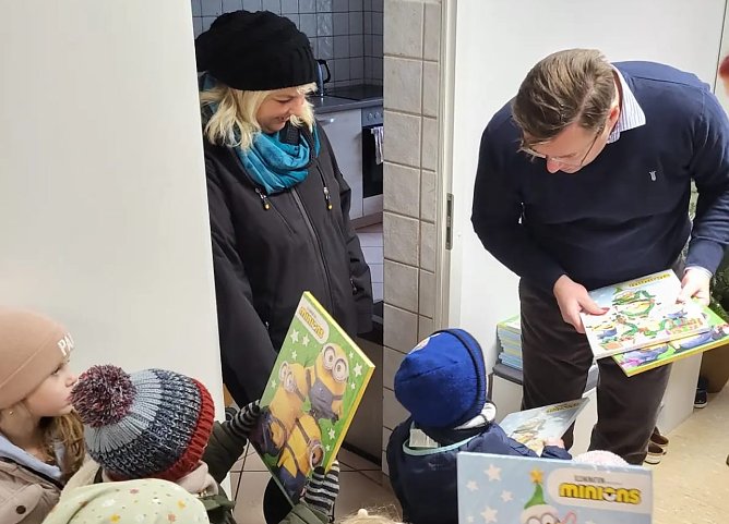 Landtagsabgeordneter Stefan Schard (CDU) tourte mit Weihnachtskalendern durch den Kyffh&auml;userkreis und beschenkte die KIndergartenkinder (Foto: S.Schard)