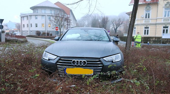 Nach einer rasanten Fahrt &uuml;ber einen B&uuml;rgersteig, flog der Fahrer mit seinem Audi direkt in einen Kreisel in der Innenstadt von Sondershausen (Foto: S. Dietzel)