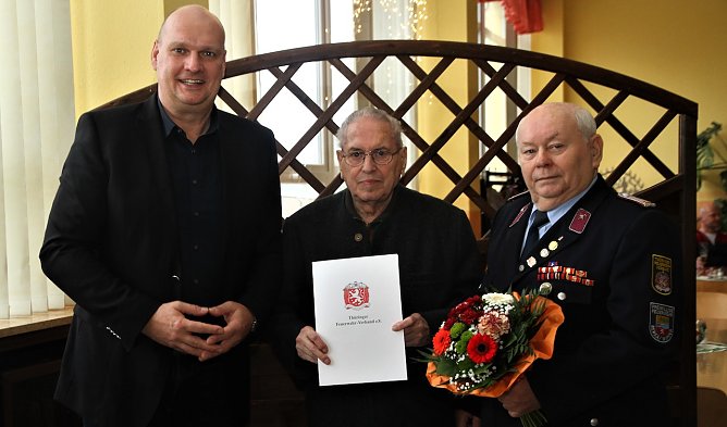 B&uuml;rgermeister Steffen Grimm, der Ausgezeichnete Max Trapp und der Vorsitzende der Alterskameradschaft Rudi Thums (v.l.n.r.) (Foto: G.Herting)