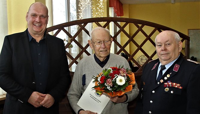 Bürgermeister Grimm, Kamerad Gerhard Tittel und Rudi Thums (Foto: G.Herting) Bürgermeister Grimm, Kamerad Gerhard Tittel und Rudi Thums (Foto: G.Herting)