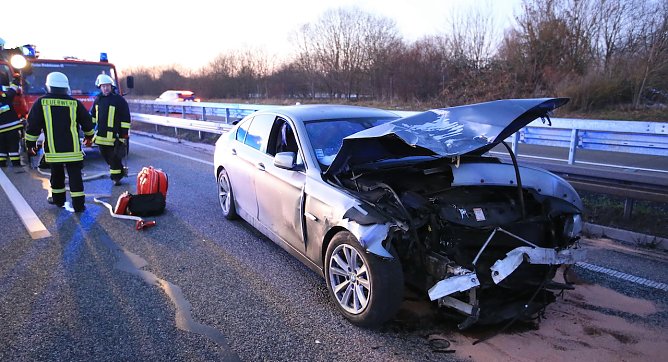 Verunfallter Audi auf der Autobahn (Foto: S.Dietzel) Verunfallter Audi auf der Autobahn (Foto: S.Dietzel)