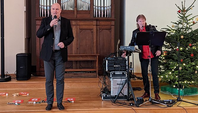 v.l. B&uuml;rgermeister Steffen Grimm begr&uuml;&szlig;te 100 G&auml;ste zur Seniorenweihnachtsfeier im Carl-Schr&ouml;der-Saal in Sondershausen. Alleinunterhalter Ingo Naumann sorgte f&uuml;r die k&uuml;nstlerische Stimmung (Foto: Janine Skara)