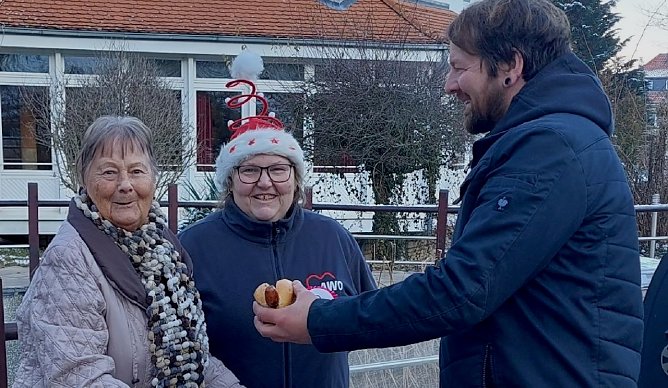 Faru Simon, Frau Heise und Herr Kunz haben Spa&szlig; beim Grillen in der AWO Seniorenresidenz "Udo-Stiemerling-Haus" (Foto: AWO Seniorenresidenz)