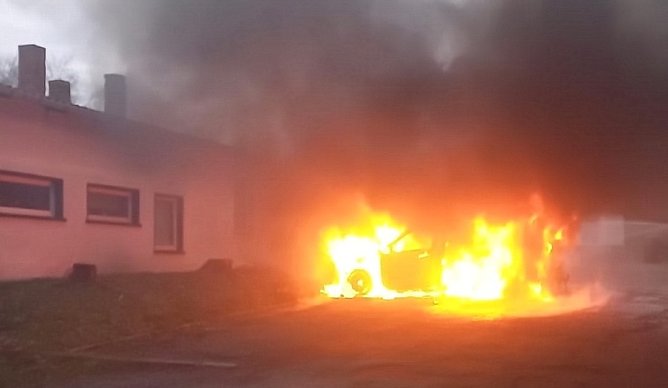 Fahrzeug brannte komplett nieder (Foto: S.Dietzel) Fahrzeug brannte komplett nieder (Foto: S.Dietzel)