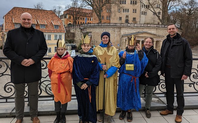 Sternsinger &uuml;berbringen Segensw&uuml;nsche an den B&uuml;rgermeister von Sondershausen Steffen Grimm 1.v.l.  (Foto: Janine Skara)