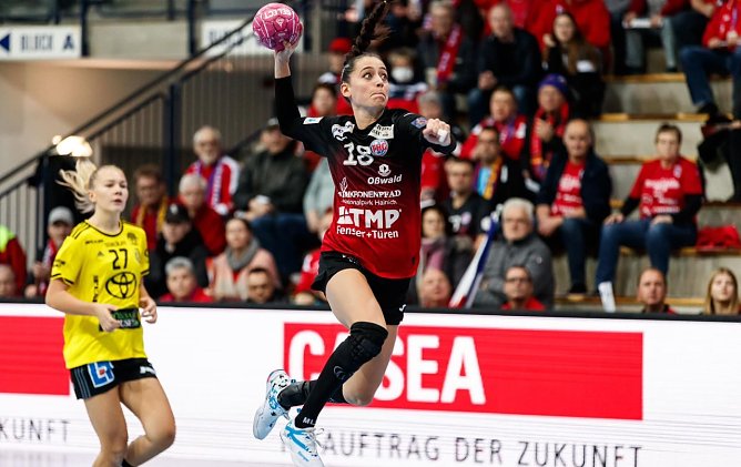 Wuchtiger Abschluss: Johanna Stockschl&auml;ger im Dezember in der Wiedigsburghalle gegen den IK S&auml;vehof aus Schweden (Foto: Steffen Pr&ouml;&szlig;dorf/Stepro)