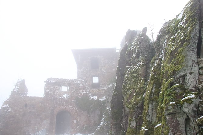 Die Burgruine Hohnstein in Winterkleid und Nebel (Foto: agl) Die Burgruine Hohnstein in Winterkleid und Nebel (Foto: agl)