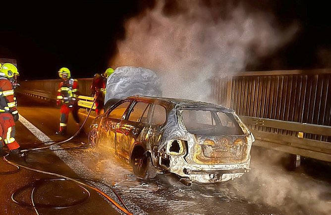 Auto brannte am Schm&uuml;cke-Tunnel (Foto: Feuerwehr Heldrungen/Silvio Dietzel)