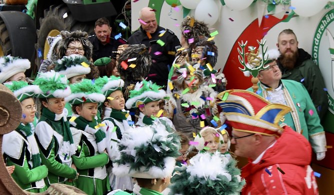 Der Sondersh&auml;user Carnevals-Club Gr&uuml;n-Wei&szlig; f&uuml;hrte den Rosenmontagszug an (Foto: Eva Maria Wiegand)