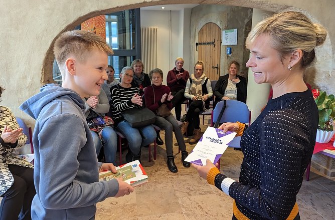Strahlender Sieger: Lennard Detzer gewann beim Regionalentscheid den 64. Vorlesewettbewerb in der Stadtbibliothek in Sondershausen und erhielt von Bibliotheksleiterin Janett Noack seine Siegerurkunde. (Foto: Janine Skara)