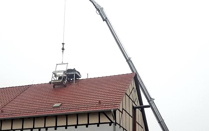 Installation eins Storchennestes (Foto: Tobias Ehrhardt)