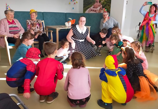Faschingsfeier mit der Bienengruppe vom ,,Wipperg&auml;rtchen (Foto: Tagespflege Barbarossgarten)