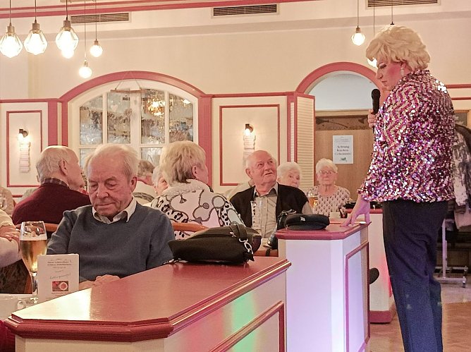 Travestieshow zur Frauentagsfeier (Foto: T.Leipold) Travestieshow zur Frauentagsfeier (Foto: T.Leipold)