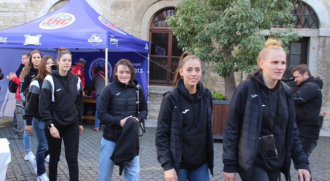 Die THC-Damen hier bei der Vorstellung zur Saison 2022/23 (Foto: uhz-Archiv) Die THC-Damen hier bei der Vorstellung zur Saison 2022/23 (Foto: uhz-Archiv)