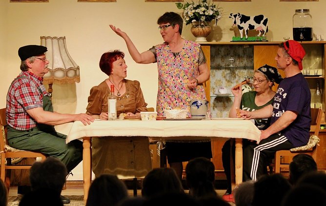 Am Tisch des Milchbauern geht es hoch her (v.l.n.r.: Roland Appel, Elke Hopp, Ute Bauernfeind, Annett Wei&szlig; und Torsten Hoyer) (Archiv 2022) (Foto: Eva Maria Wiegand)