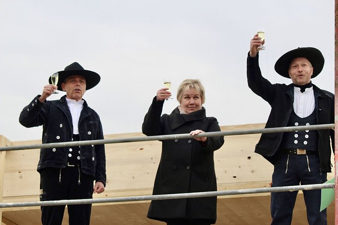 v.l Thoralf B&auml;ring (B&auml;ring Bau);Gudrun Knoch (Projektleiterin Wohnheim Diakonie Novalis); Zimmermann (Foto: Eva Maria Wiegand)