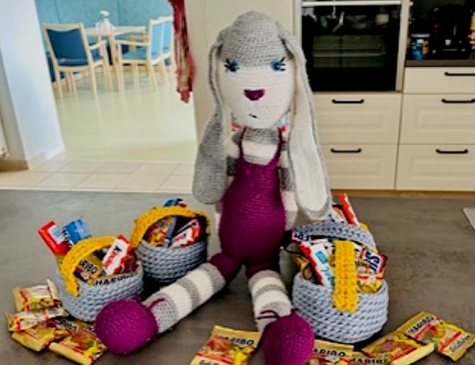 Hase Novi besuchte am Ostermontag die Tagespflege Barbarossagarten (Foto: K. Krausholz)