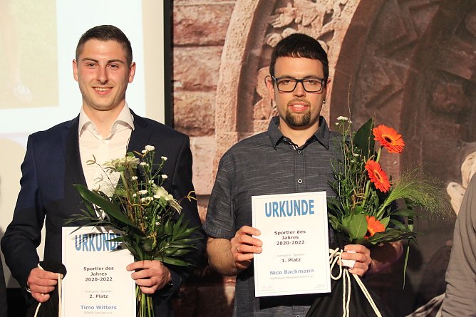 v.r. Nico Bachmann vom Kyffh&auml;user Berglaufverein (Leichtathletik) gewinnt den 1. Preis bei der Sportlerwahl 2020/2022; Timo Witters vom SGHSV Greu&szlig;en gewinnt den den 2. Platz im Hundesport  (Foto: Eva Maria Wiegand)