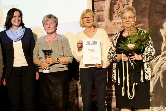 v.l. Landr&auml;tin Antje-Hochwind-Schneider &uuml;bergab den Preis an die "Kegeldamen"; Platz 3: Damen vom SV Gl&uuml;ckauf Sondershausen erhielten f&uuml;r ihre Leistungen im Kegeln einen Mannschaftspreis (Foto: Eva Maria Wiegand)