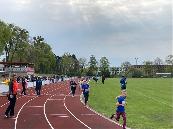  Lena Helmboldt (vorn) und Lara Liese von der Kindergruppe des Kyffh&auml;user Berglaufvereins beim Stundenlauf 2022. (Foto: Nico Bachmann)