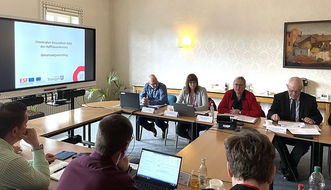 Lenkungsgruppe zum Thema Masterplan Gesundheit 2030 im Konferenzsaal des Sondersh&auml;user Landratsamtes (Foto: LRA Sondershausen)