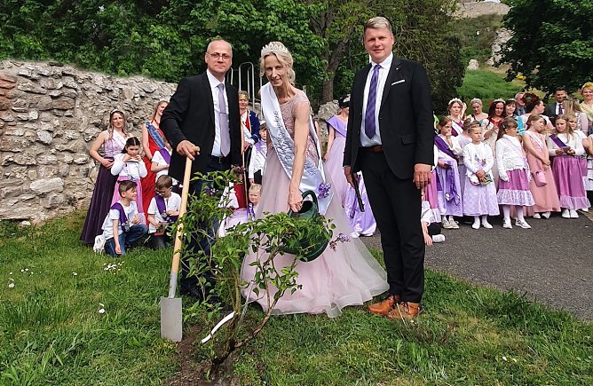 Mitte: Fliederk&ouml;nigin Tanja I., B&uuml;rgermeister Matthias Strejc (re.) beim Fliederfest in Bad Frankenhausen 2022 (Foto: Peter M&ouml;bius)