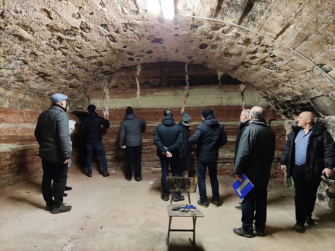 Das Planungsteam begutachtet die Gr&uuml;ndungsverh&auml;ltnisse und den anstehenden Felsen unter den &auml;ltesten Schlossfl&uuml;geln von Schloss Sondershausen (Foto: STSG, Jana Lorenz)