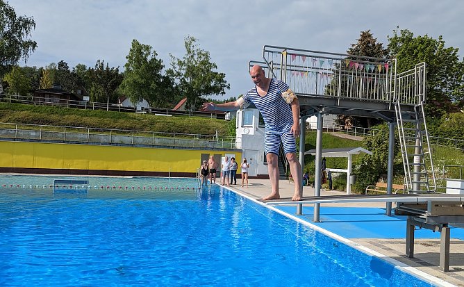 Der B&uuml;rgermeister der Stadt Sondershausen, Steffen Grimm, zeigte viel Humor beim Anbaden (Foto: Janine Skara)